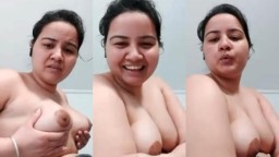 Desi lady showing big boobs on video call