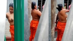 Desi Bhabhi Nude Bath Hidden Recorded By Village Tharki Londa